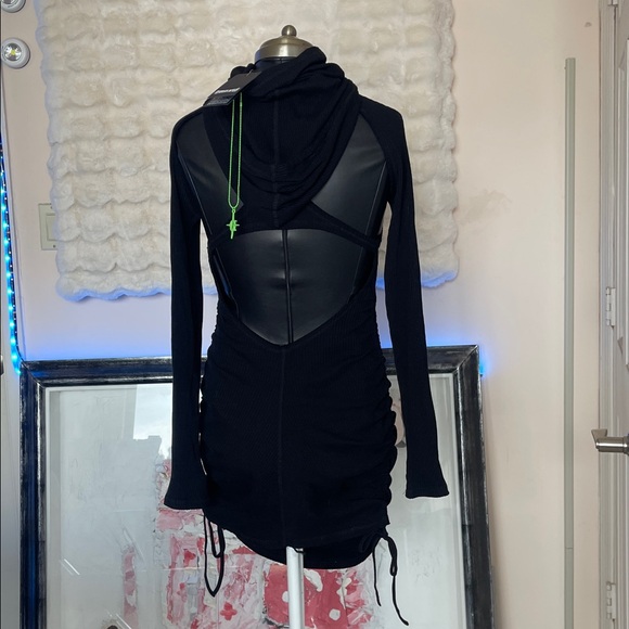 Chic Black Long-Sleeve Dress with Drawstring Detail - Picture 4 of 8